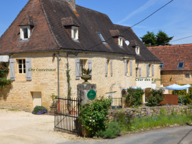 Grande propriété de charme divisée en cinq maisons à vendre