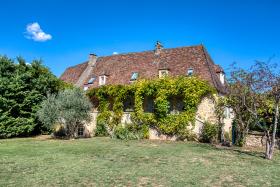 Grande propriété de charme divisée en cinq maisons à vendre