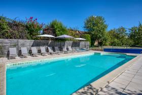 Grande propriété de charme divisée en cinq maisons à vendre