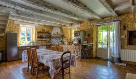 Grande propriété de charme divisée en cinq maisons à vendre