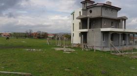 Le terrain à bâtir est situé à Tankovo