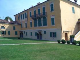 A vendre ancien monastère du 18me siècle sur 3 étages