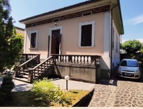 Villa située dans un bourg médiéval à Toscane