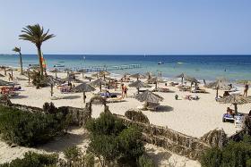 Hôtel bien établi, situé au bord d'une superbe plage