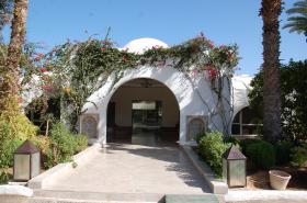 Hôtel bien établi, situé au bord d'une superbe plage