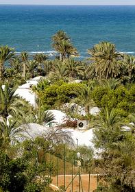 Hôtel bien établi, situé au bord d'une superbe plage