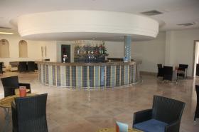 Hôtel bien établi, situé au bord d'une superbe plage