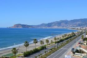 Appartement avec fenêtres panoramiques et vue sur la mer