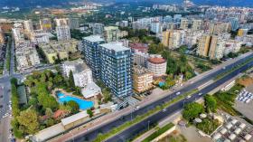 Appartement avec fenêtres panoramiques et vue sur la mer