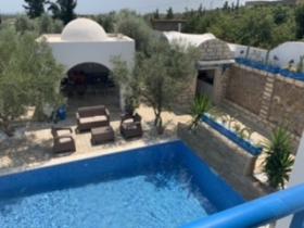 Villa au milieu des oliviers avec vue sur mer
