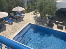 Villa au milieu des oliviers avec vue sur mer