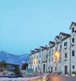 A vendre studio dans magnifique maison ancienne en pierre avec plage privée