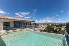 Villa d'architecte contemporaine avec vue panoramique sur ville et mer
