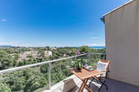 Villa d'architecte contemporaine avec vue panoramique sur ville et mer