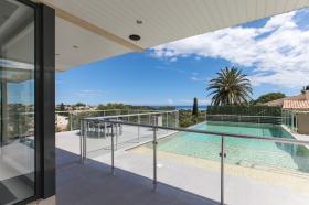 Villa d'architecte contemporaine avec vue panoramique sur ville et mer