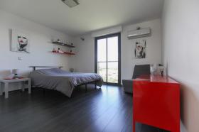 Villa d'architecte contemporaine avec vue panoramique sur ville et mer