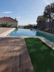 Villa moderne sur la Côte d'Azur avec vue mer