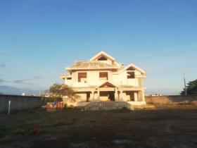 Vente d'un terrain avec une maison inachevée