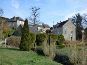 Moulin sur un hameau avec 3 maisons, 3 appartements et 15000 m2 de terrain