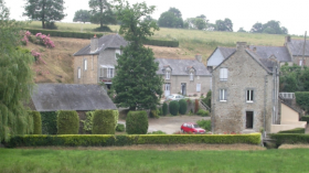 Moulin sur un hameau avec 3 maisons, 3 appartements et 15000 m2 de terrain