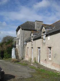 Moulin sur un hameau avec 3 maisons, 3 appartements et 15000 m2 de terrain