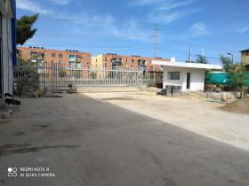 Je vends un entrepôt commercial à côté d'une zone franche