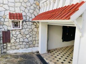 Maison en pierre proche de la plage dans quartier résidentiel