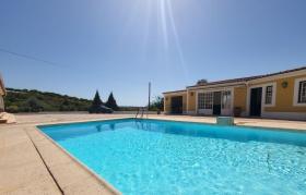 Fantastique villa 5 pièces rénovée, 14000 m2 de terrain, tennis, piscine