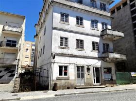 Immeuble de quatre étages au centre de Mangualde - opportunité d'investissement