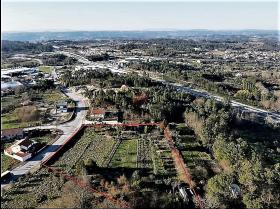 Propriété spacieuse à rénover, terrain de 13.680m2