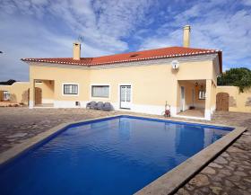 Villa quatre pièces 234 m2 habitables sur un terrain de 1050m2 avec piscine