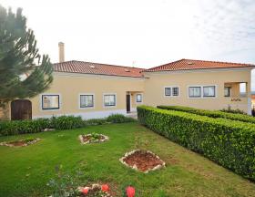 Villa quatre pièces 234 m2 habitables sur un terrain de 1050m2 avec piscine