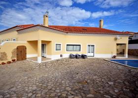 Villa quatre pièces 234 m2 habitables sur un terrain de 1050m2 avec piscine