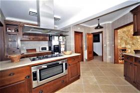 Villa quatre pièces 234 m2 habitables sur un terrain de 1050m2 avec piscine