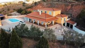 Fantastique villa 5 pièces rénovée, 14000 m2 de terrain, tennis, piscine