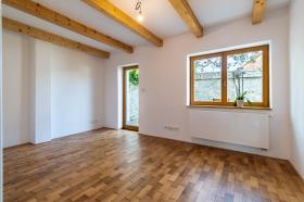 Maison nouvellement reconstruite dans un style original avec des éléments modernes à Liboc
