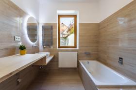 Maison nouvellement reconstruite dans un style original avec des éléments modernes à Liboc