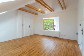 Maison nouvellement reconstruite dans un style original avec des éléments modernes à Liboc