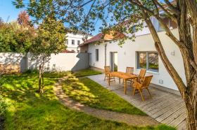 Maison nouvellement reconstruite dans un style original avec des éléments modernes à Liboc