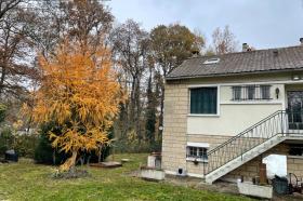 Maison ancienne en pleine forêt dans un quartier chic sur un grand terrain au calme