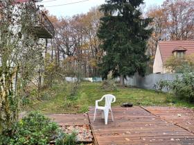 Maison ancienne en pleine forêt dans un quartier chic sur un grand terrain au calme