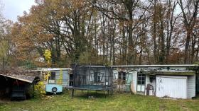 Maison ancienne en pleine forêt dans un quartier chic sur un grand terrain au calme