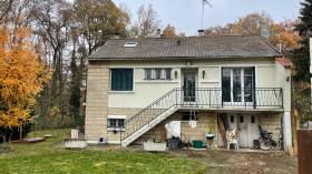 Maison ancienne en pleine forêt dans un quartier chic sur un grand terrain au calme