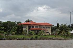 Villa pieds dans l'eau avec marina privée