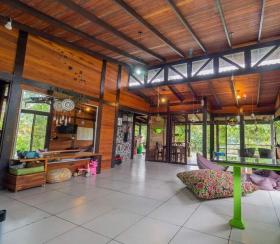 Propriété dans une forêt tropicale luxuriante et entouré de montagnes à couper le souffle