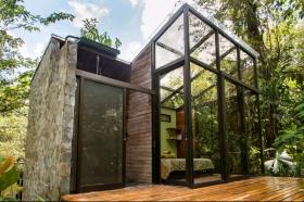 Propriété dans une forêt tropicale luxuriante et entouré de montagnes à couper le souffle