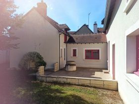 Belle et grande maison avec jardin clos et terrasse