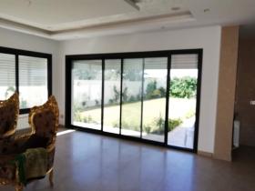Maison moderne de luxe située dans une résidence sécurisée
