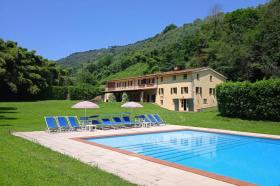 À Vendre aux Enchères - 2 Villas sur une grande propriété avec piscines creusées