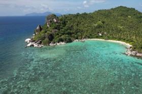 Double façade de plage, plantation de noix de coco existante, promontoire incroyable avec cascade saisonnière